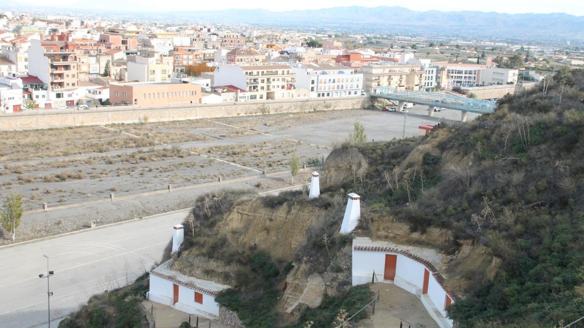 Mientras miro absorto desde sus miradores su rambla, me cuentan hasta donde llegó aquella riada que anegó vidas y sueños