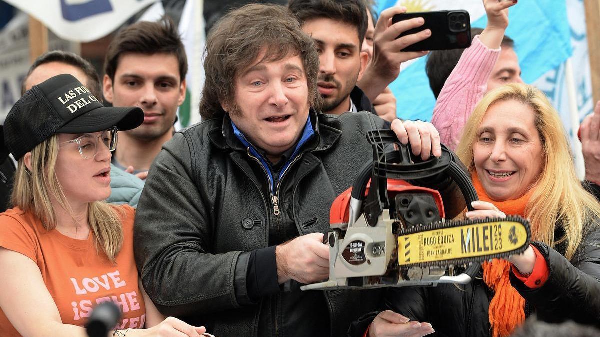 El candidato ultra a la presidencia de Argentina, Javier Milei, motosierra en mano, en un acto electoral en La Plata.