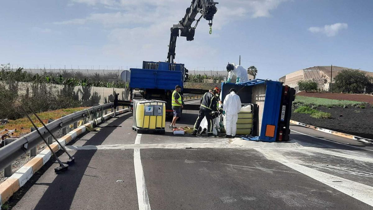 Vuelco de un camión en Guía de Isora.