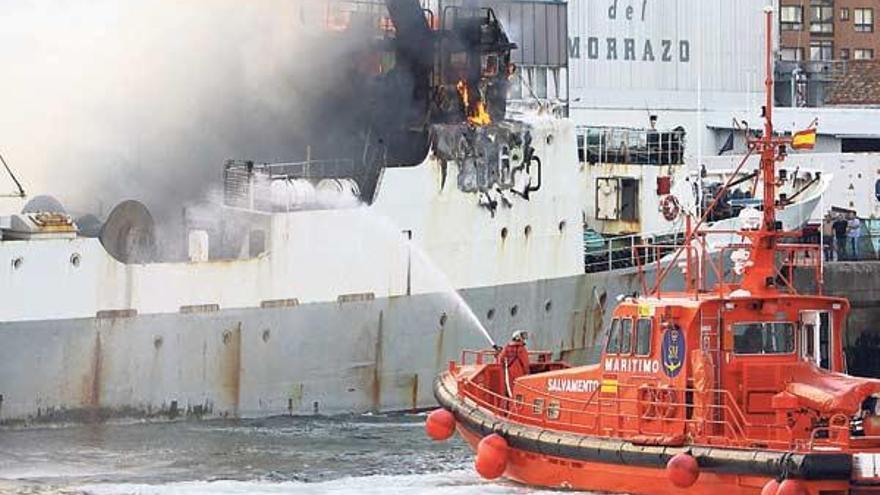 Hasta el muelle de la empresa Frigoríficos se trasladaron bomberos de O Morrazo y de Vigo para sofocar las llamas en el barco &quot;Calvao&quot;, de bandera portuguesa.  // Carmen Giménez