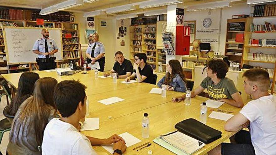 La segona sessió de formació impartida pels Mossos es va fer a la biblioteca de l&#039;institut Sobrequés de Girona.