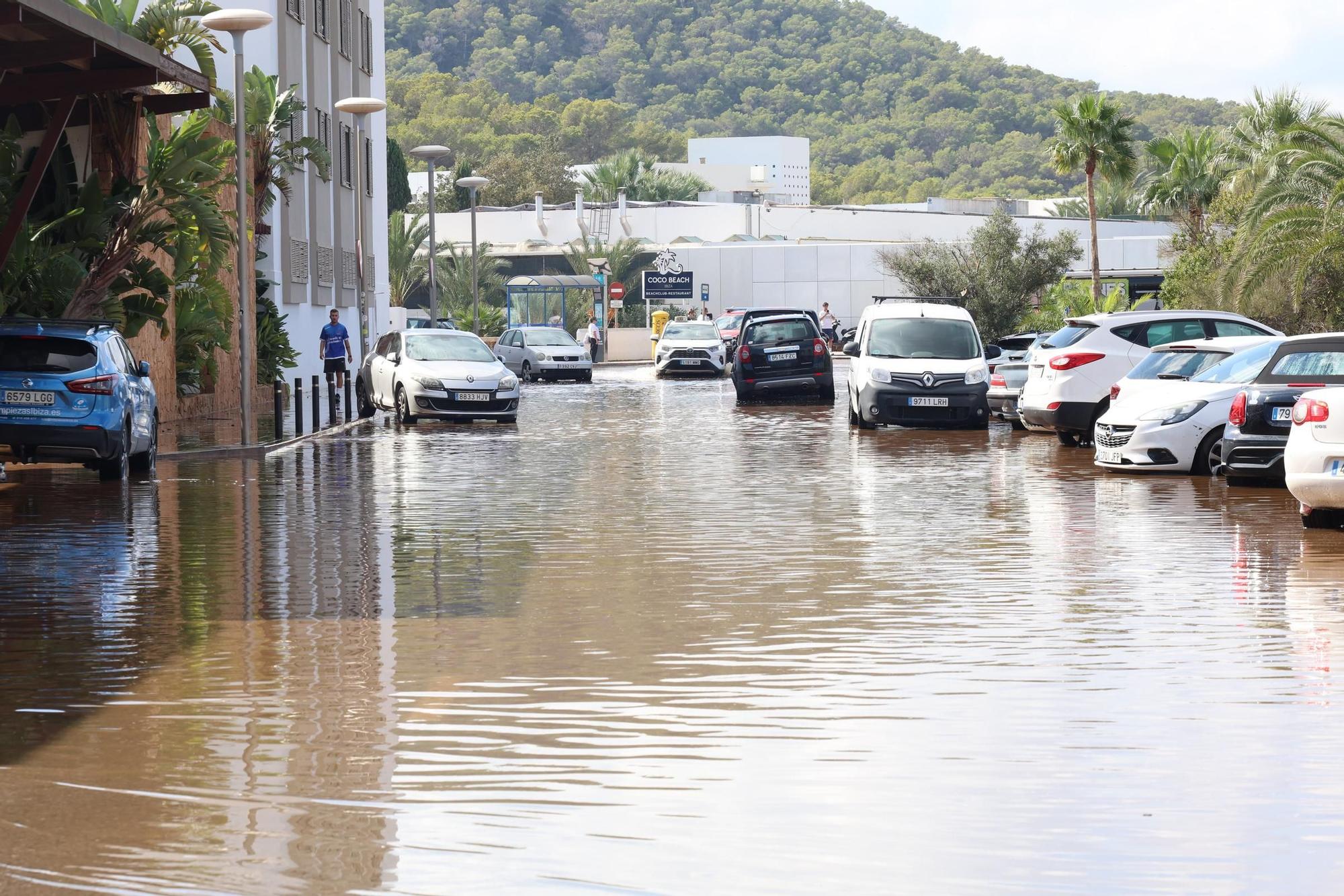 Inundación en una zona hotelera de Platja d'en Bossa, en una imagen de este jueves.