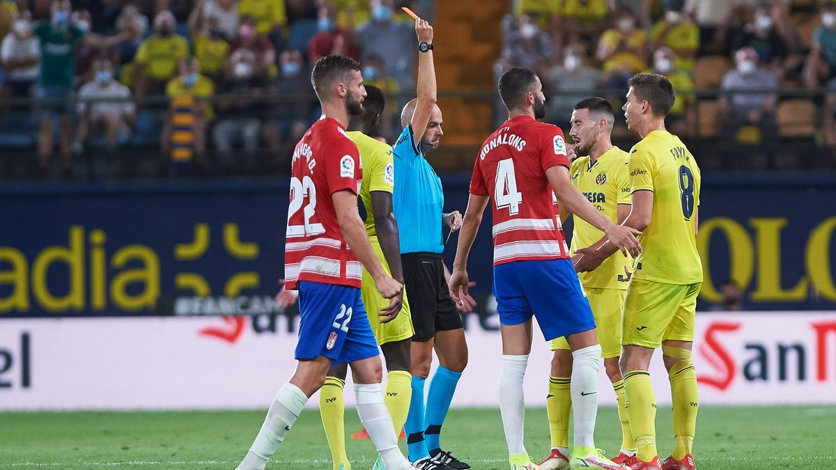 Juan Foyth fue expulsado por González Fuertes por doble amarilla ante el Granada, pero Competición ha anulado la primera amarilla tras analizar el recurso del Villarreal CF.