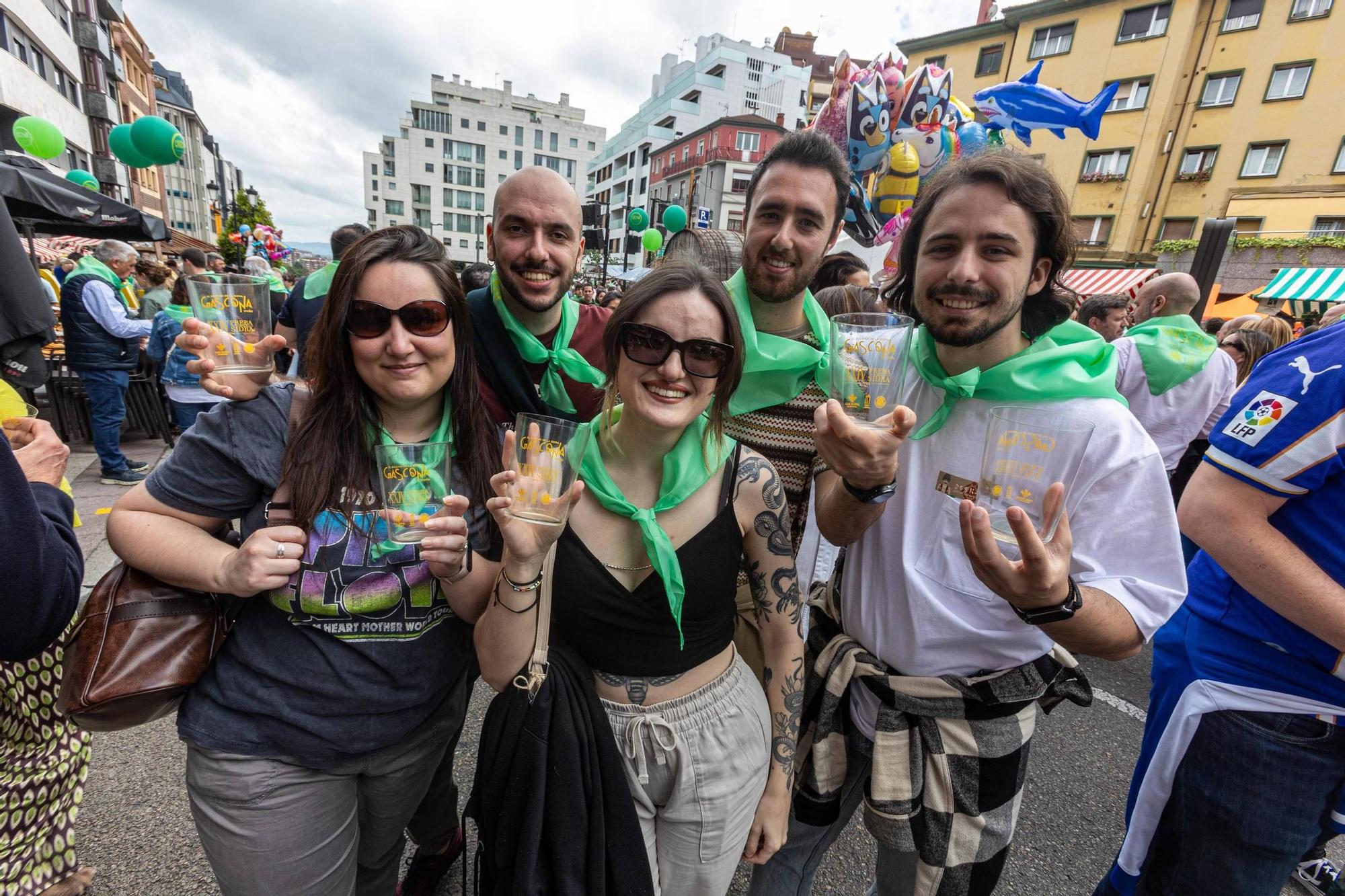 EN IMÁGENES: El buen tiempo y el oviedismo maridan una preba de la sidra multitudinaria en Gascona