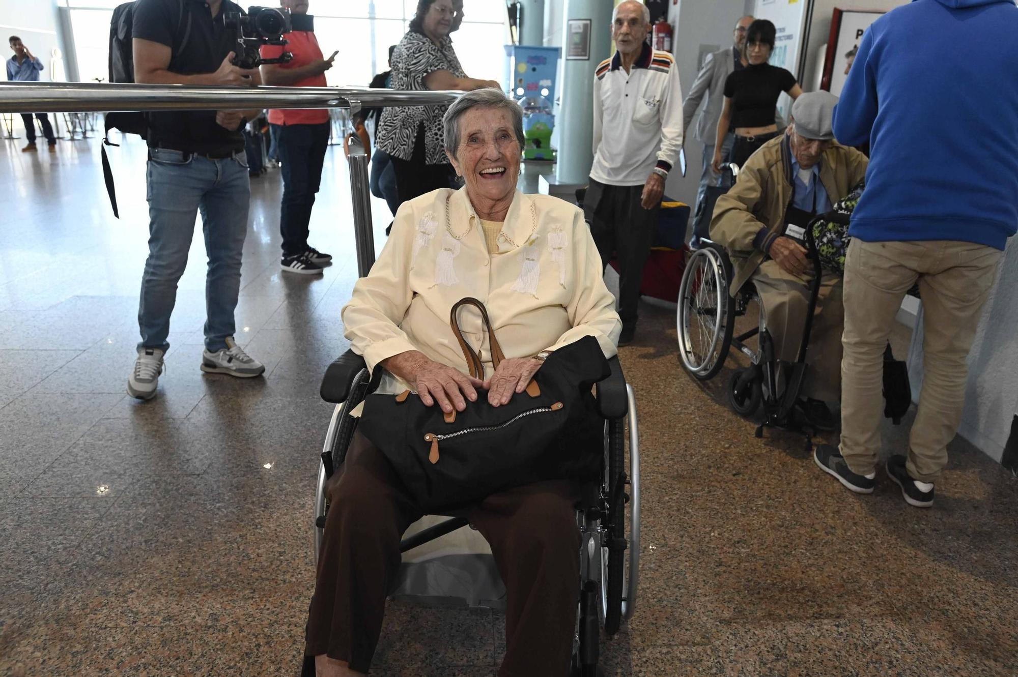 El centenario Gonzalo Nodal, entre los 200 emigrantes gallegos que vuelven a la tierra que les vio nacer