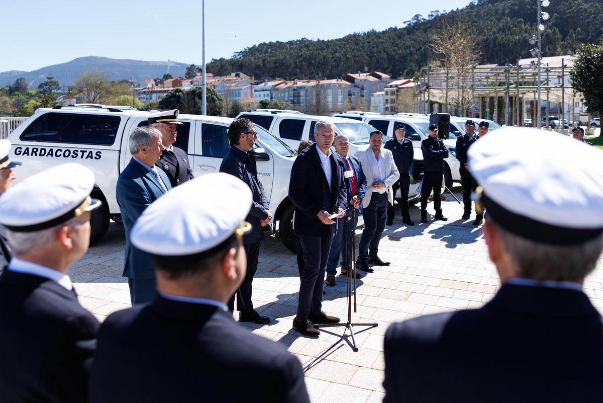Las autoridades ante las doce pickups entregadas este viernes a Gardacostas de Galicia.