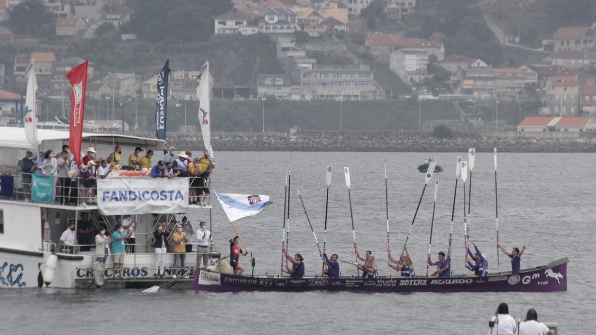 La tripulación de Santurtzi levanta los remos en señal de victoria.