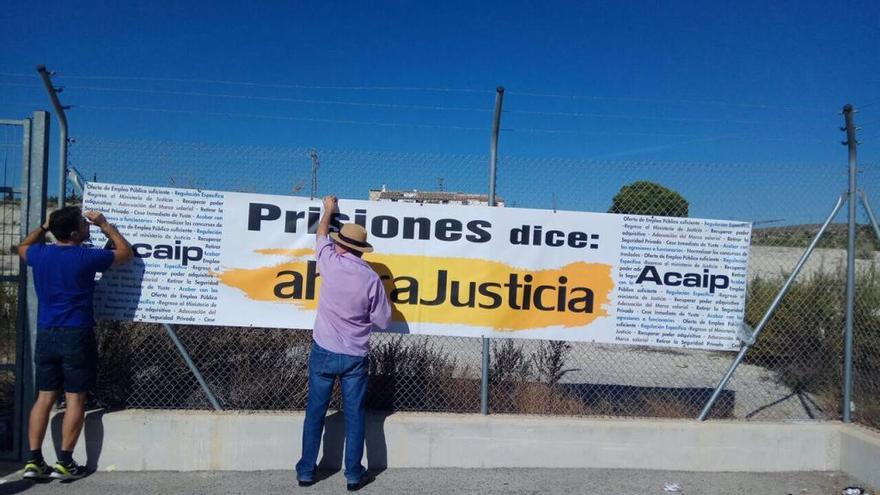 Funcionarios de la prisión de Campos del Río han acampado junto al centro penitenciario para exigir mejores condiciones.