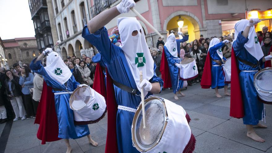 Jueves Santo en Avilés: Procesión del Silencio con los &quot;sanjuaninos&quot;