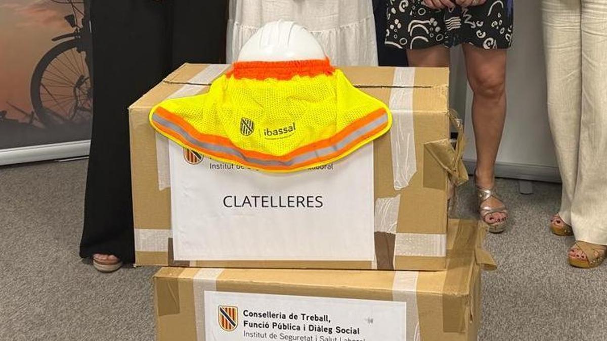 El cubrenucas que el Govern reparte en las obras