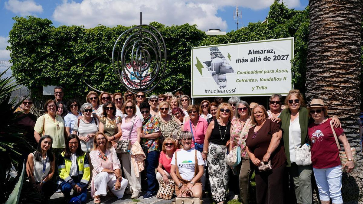 Vídeo | 'Mujeres por Almaraz' reclama al Gobierno una decisión urgente sobre la continuidad de la central nuclear