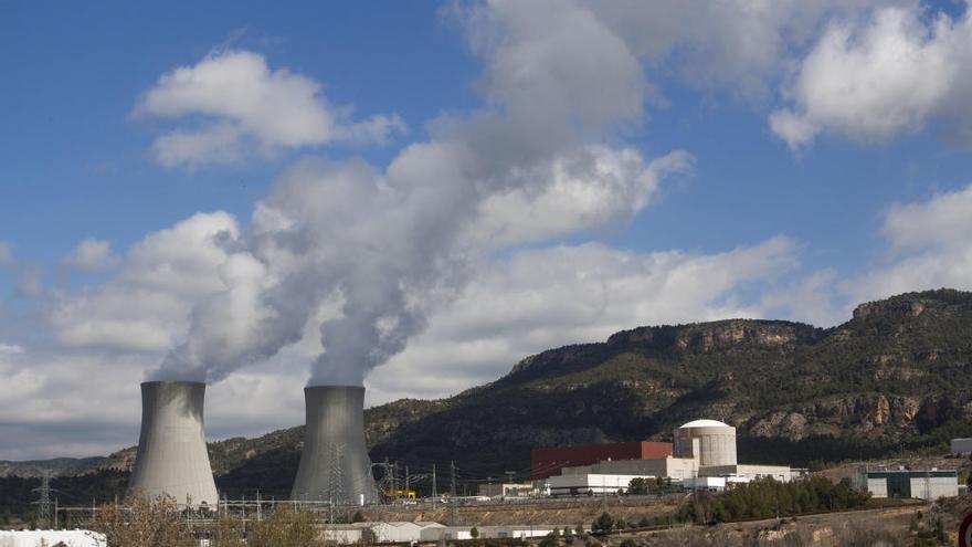 Las Corts piden cerrar la central nuclear de Cofrentes