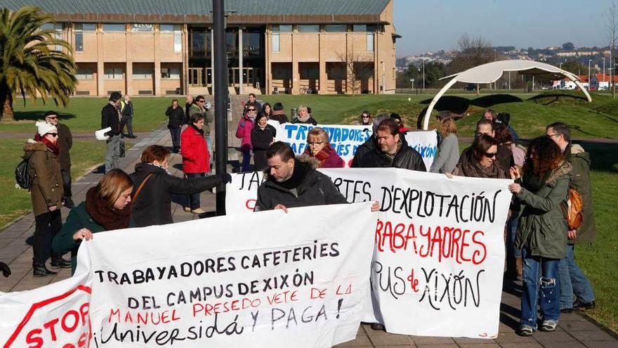 Las trabajadoras, ayer, manifestándose en el campus.