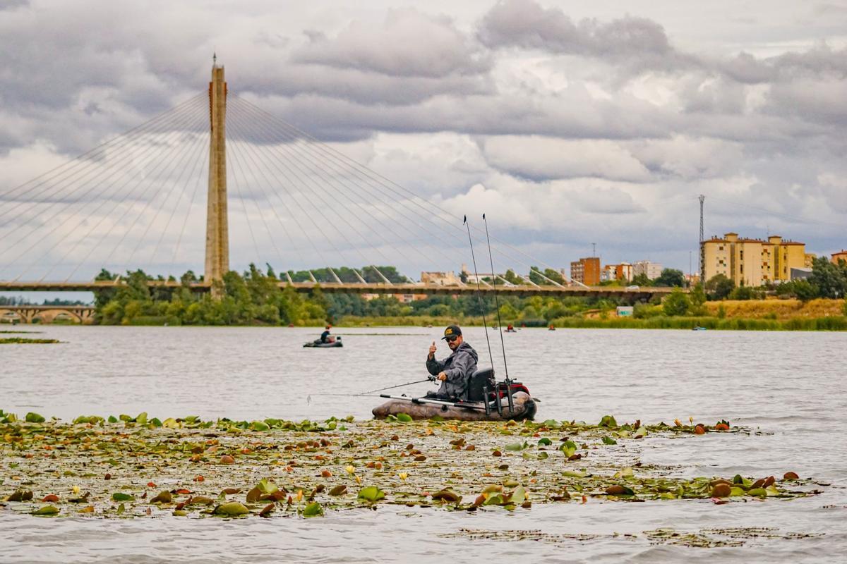 Participantes en uno de los concursos de pesca en el Guadiana.