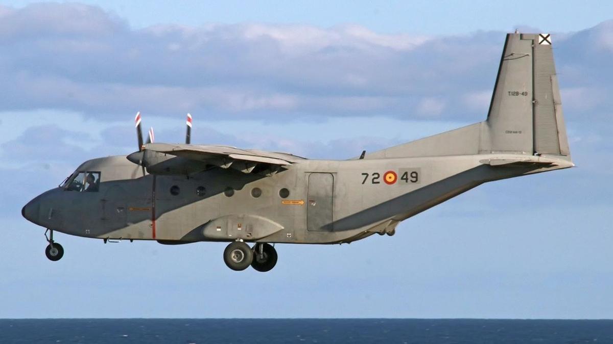 Un avión del modelo T-12B, similar a los que están pasando por Murcia.