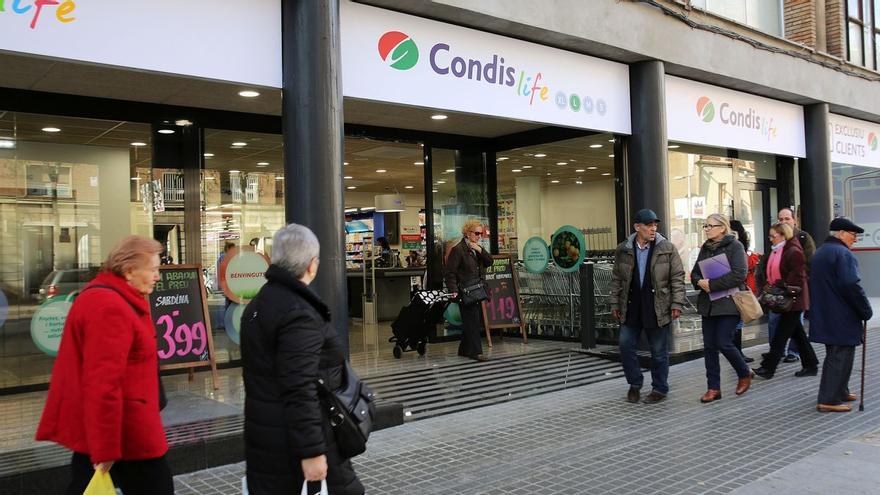 Menors treballant i adults sense contracte: multa de 730.000 euros a vuit franquícies de Condis