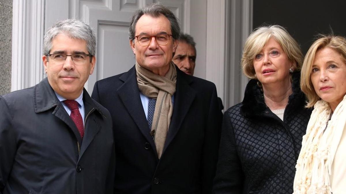 Francesc Homs junto a Artur Mas, Irene Rigau y Joana Ortega a las puertas del Tribunal Supremo, en febrero del año pasado.