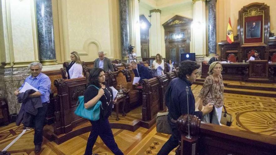 Los concejales del PP abandonan el pleno, al que regresaron diez minutos después.