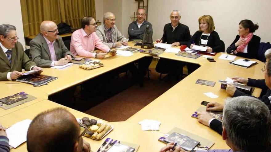 Los presidentes de las cofradías, durante la reunión.