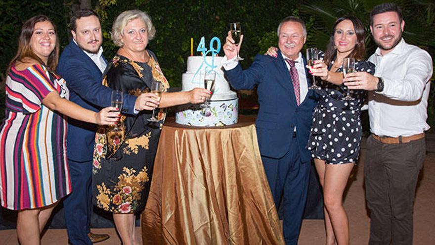 La familia Córdoba Guillen brindando por la celebración del 40 aniversario.