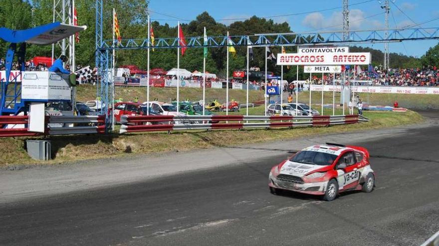 Un automóvil durante la disputa de una carrera en el Autocross Arteixo.