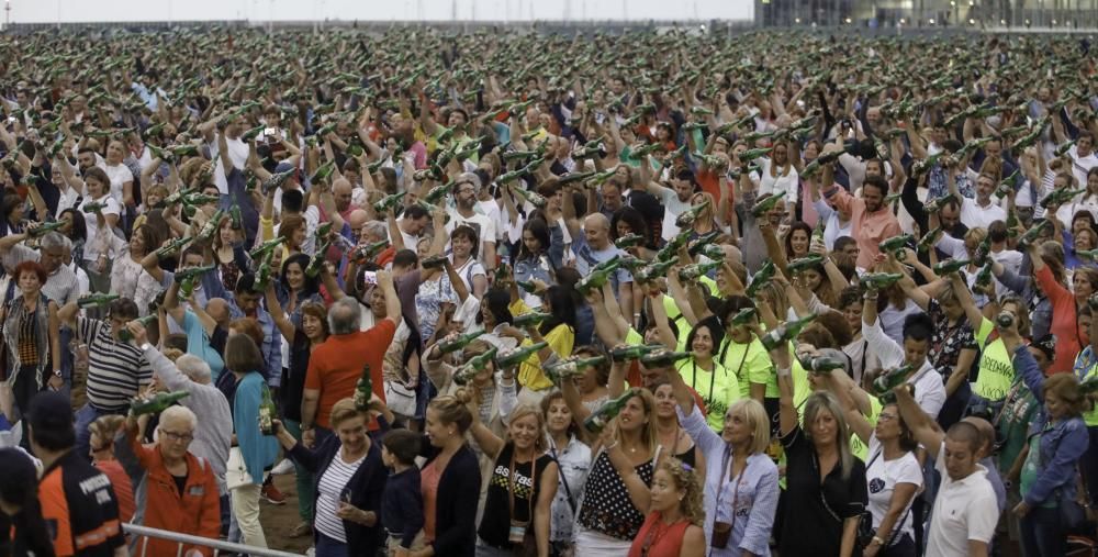 Gijón bate el récord de escanciado simultáneo de sidra