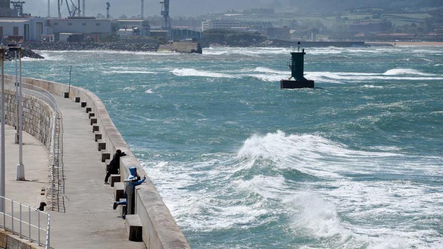 Oleaje y mar rizada en Gijón.