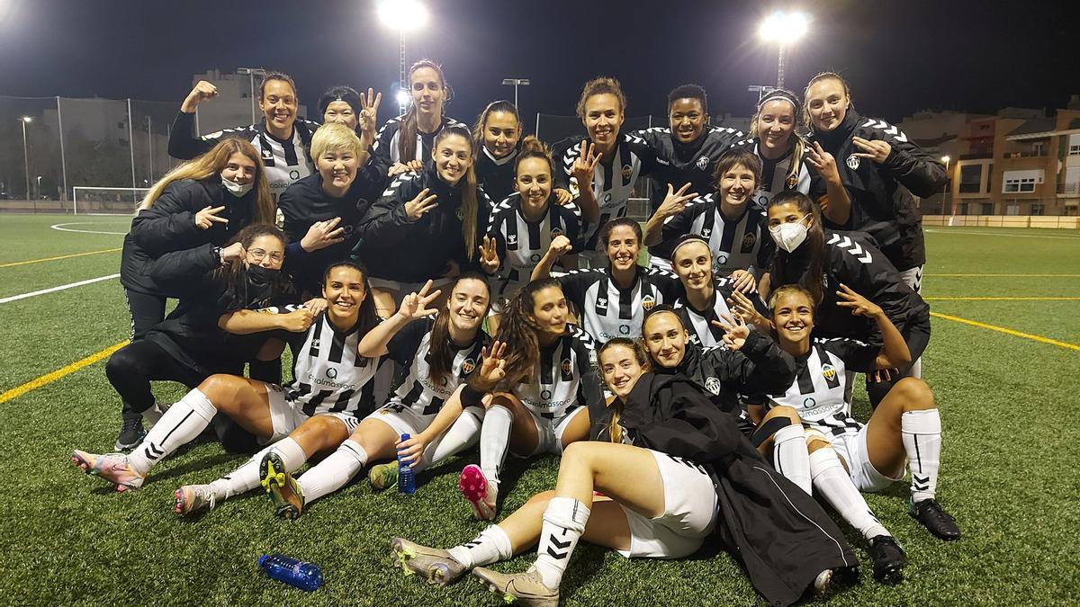 Las jugadoras del Joventut Almassora celebran sobre el terreno de juego de Boqueres el triunfo ante el Juan Grande.