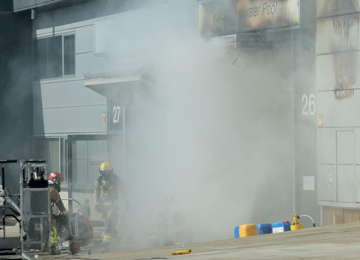 Una imagen tomada el 10 de mayo de 2025 muestra una columna de humo saliendo de un almacén de productos de limpieza para piscinas en la ciudad costera de Vilanova i la Geltrú, al sur de Barcelona. Las autoridades españolas instaron a más de 160.000 personas cerca de Barcelona a permanecer en sus casas el 10 de mayo después de que un incendio en una nave industrial liberara una nube tóxica de cloro sobre una amplia zona.