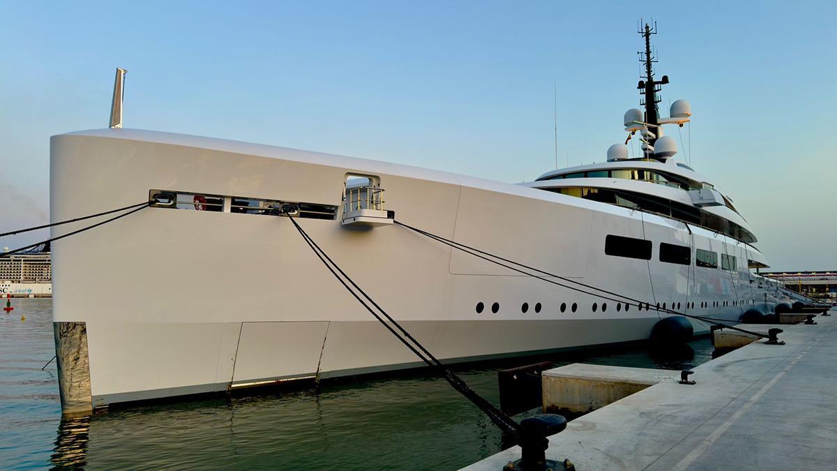 El yate 'Vava II', atracado en el Club de Mar este mes de marzo