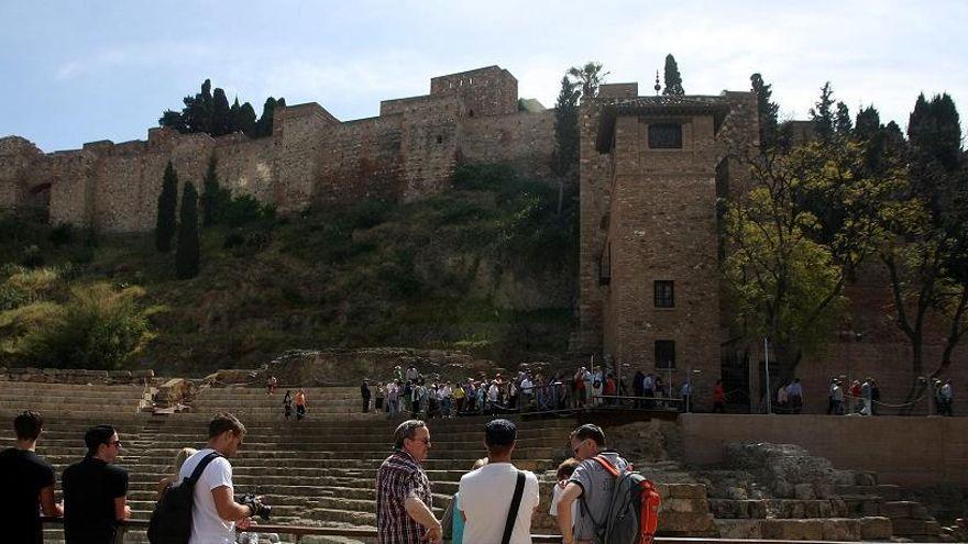 Turistas en la Alcazaba de Málaga.