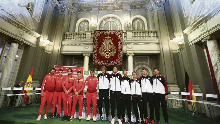 Los equipos de España y Alemania posan en el Ayuntamiento de Valencia tras el sorteo.