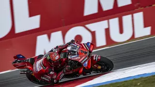 El italiano 'Pecco' Bagnaia logra su primera 'pole' mientras Marc Márquez cae en el GP de República Checa