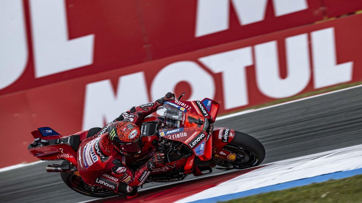 El italiano 'Pecco' Bagnaia logra su primera 'pole' mientras Marc Márquez cae en el GP de República Checa