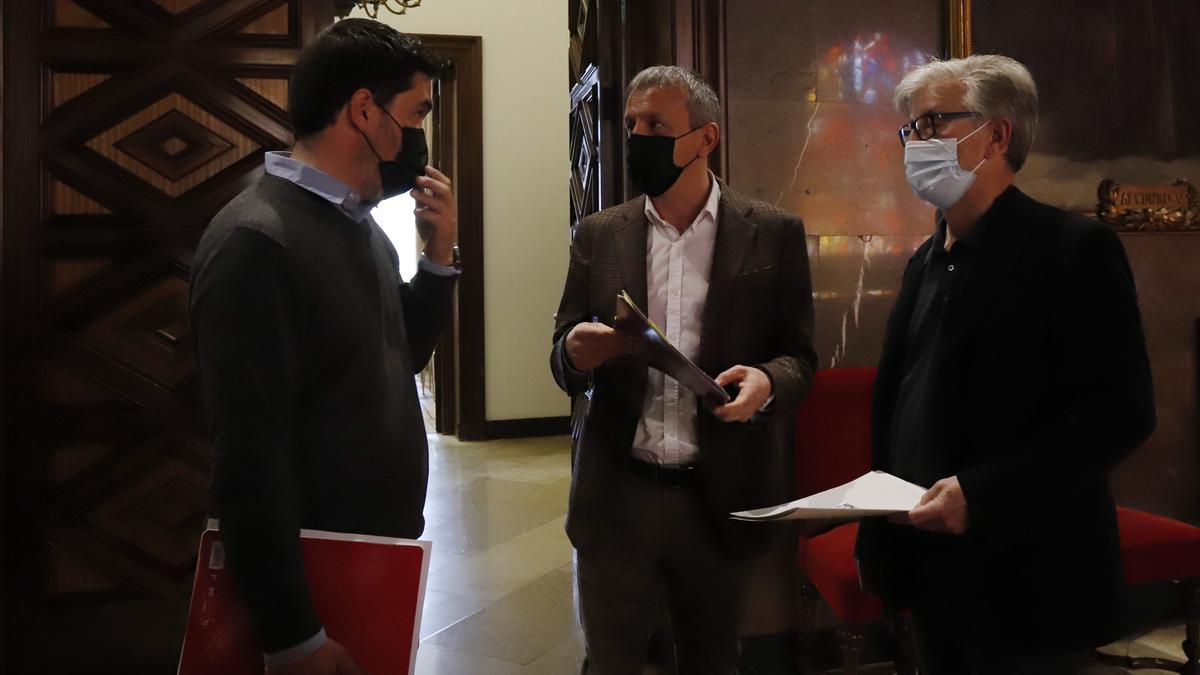 Horacio Royo (PSOE), Fernando Rivarés (Podemos) y Pedro Santisteve (ZeC), ayer antes de la rueda de prensa.