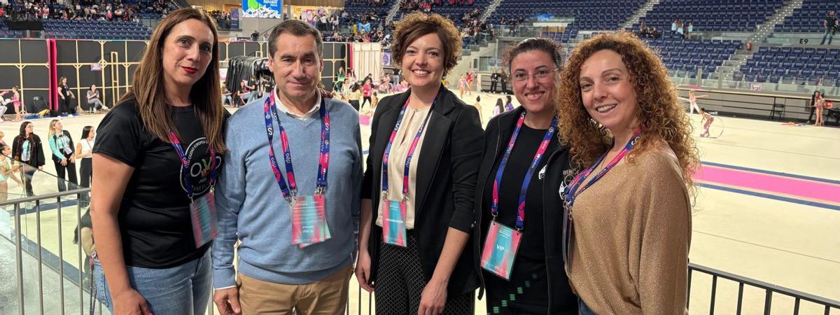 Por la izquierda, Olga López, presidenta del Club La Corredoria; Ángel Villa, presidente de la Federación Asturiana de Gimnasia Rítmica; Paloma Barrios, de la organización; Lorena Arbesuk, del club Caloe y Corvera, y Lorena Cortina, del club Stroke . | MARÍA RENDUELES