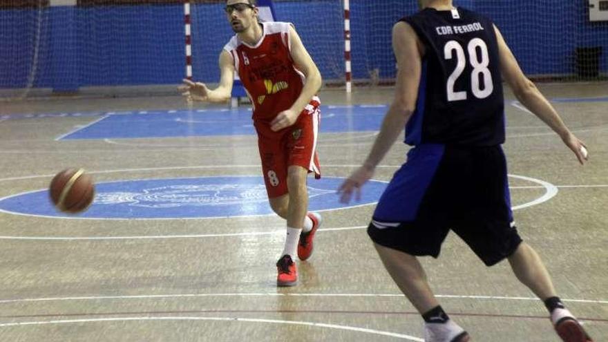 Samuel, en una jugada del partido de ayer. // Bernabé/Luismy