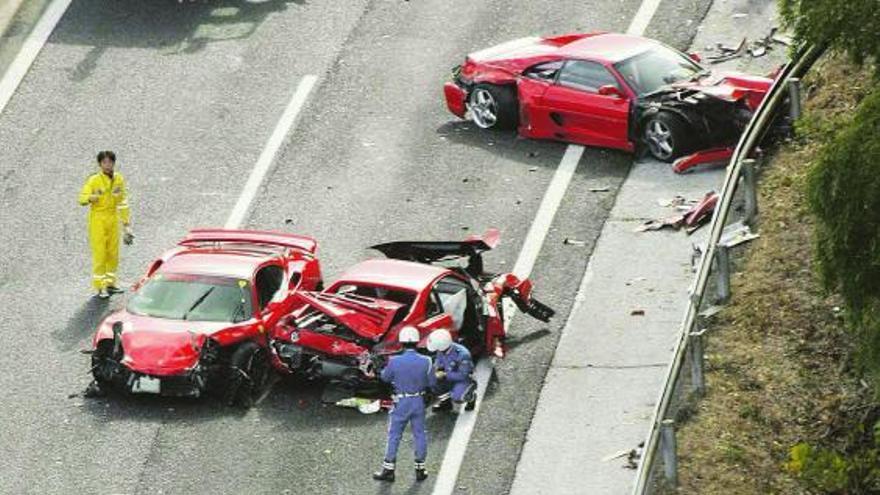 Cinco de los coches de lujo involucrados en la múltiple colisión de la autovía japonesa de Chugoku.
