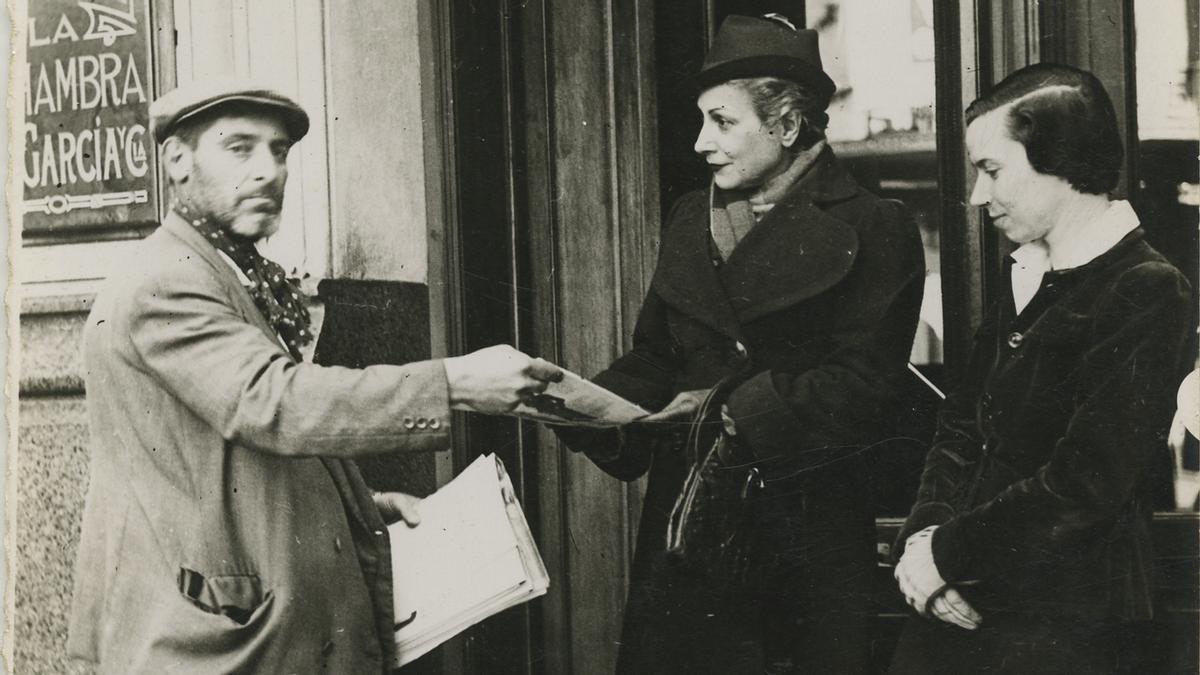 Irene Polo (derecha) y Margarida Xirgu, con un vendedor de periódicos, en Montevideo, entre 1937 y 1939.