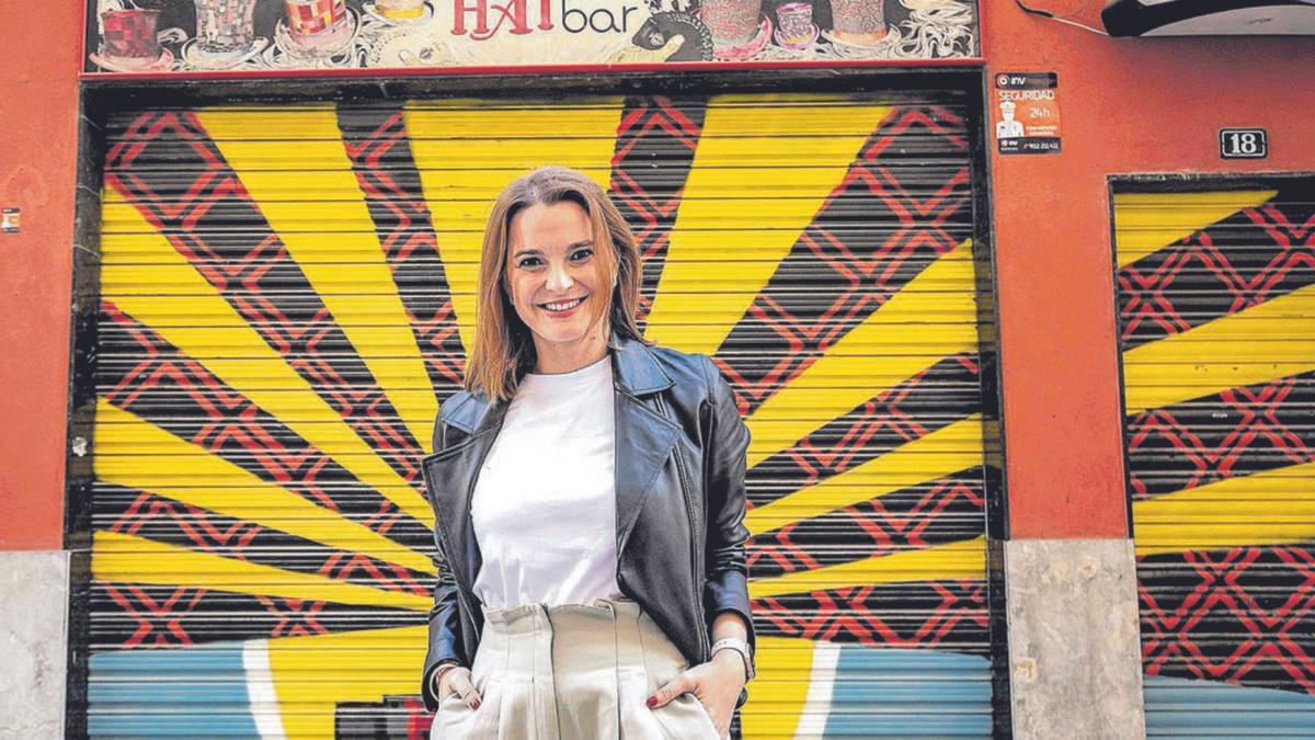 Marga Prohens posiert leicht provozierend vor der Hat Bar in Palma.