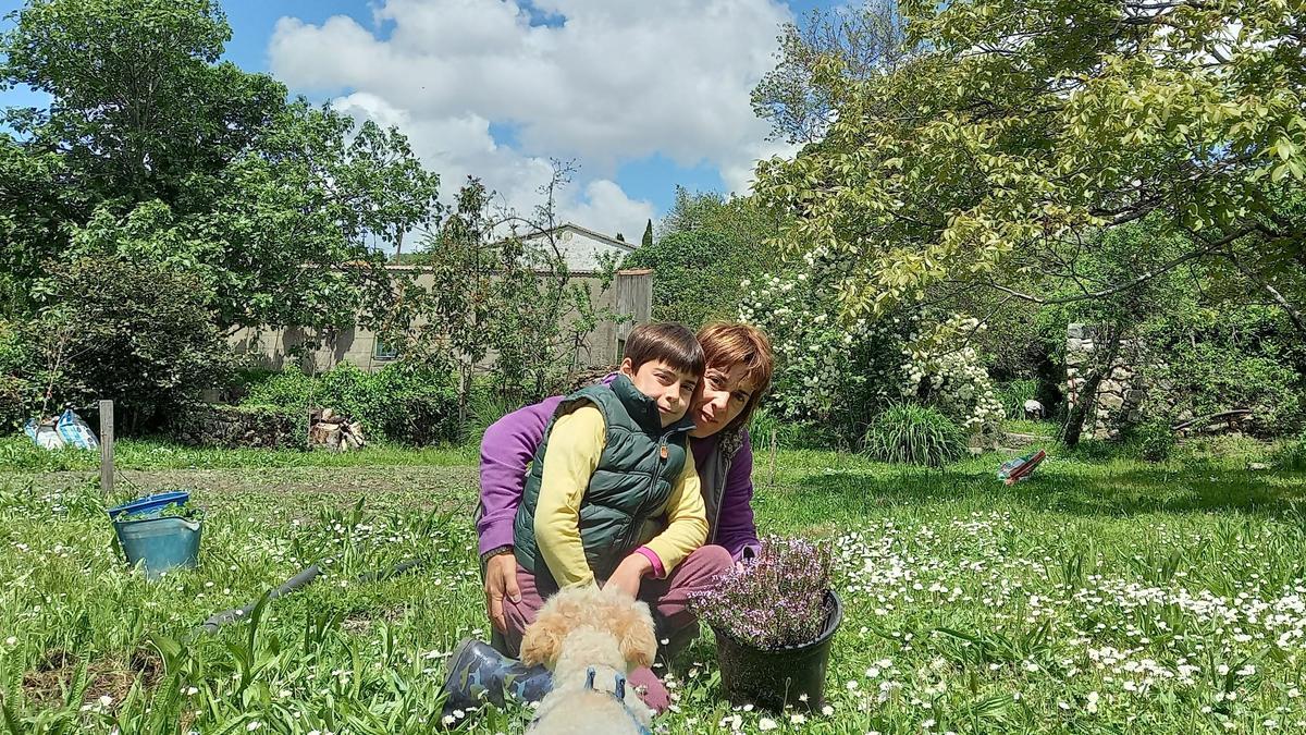 Natalia del Águila García posa junto a su hijo Darío.