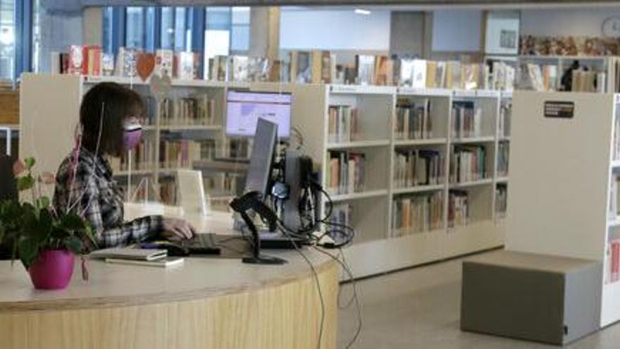 Interior de la biblioteca de Les Franqueses del Vallès, el 18 de març de 2021