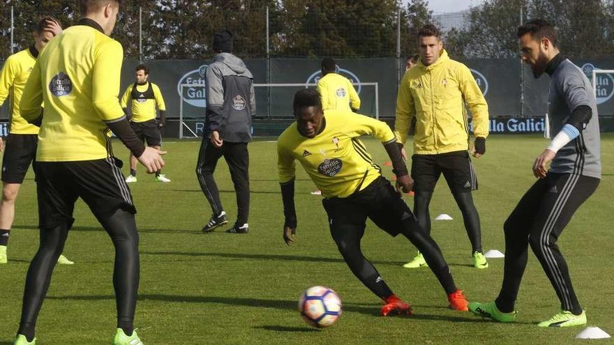 Pape Cheikh trata de controlar un balón en un rondo ante Fontás, de espaldas, Mallo y Sergio, durante el entrenamiento del pasado martes en A Madroa. // Alba Villar