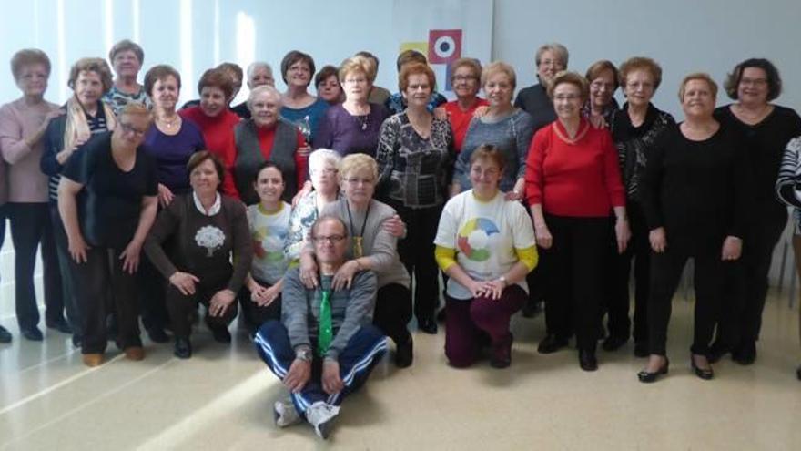 Un taller de risoterapia fomenta el reciclaje entre las personas mayores en Ontinyent