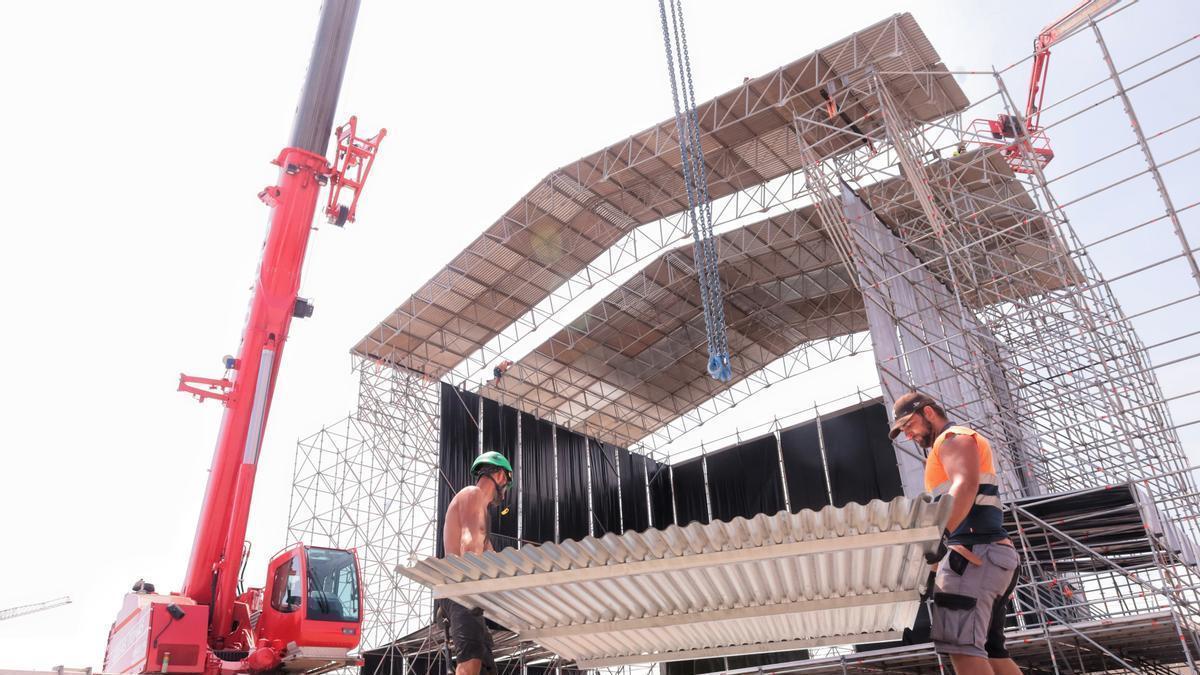 Durante los últimos días, equipos de operarios se afanan en el acondicionamiento de las instalaciones que acogerán el festival Arenal Sound en Burriana.