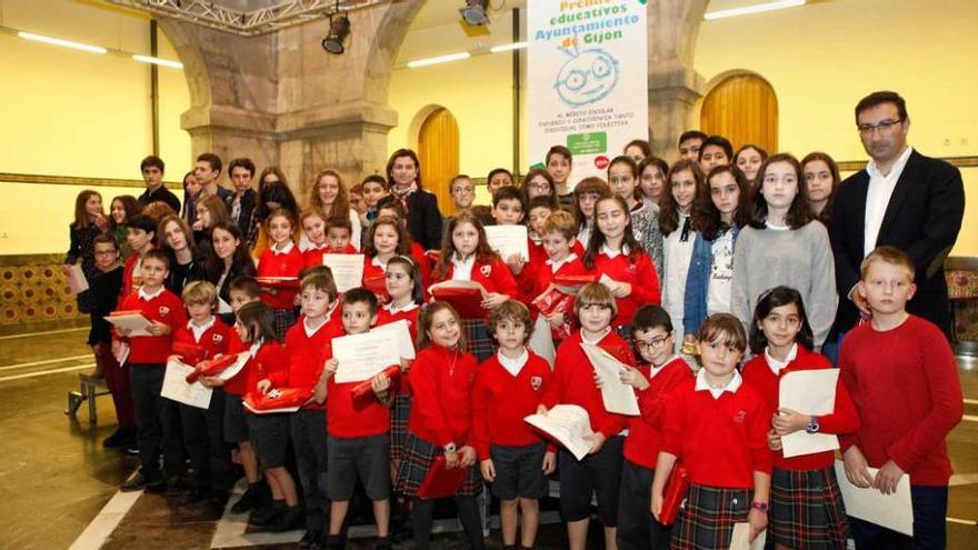 El grupo de alumnos y tutores premiados, con la concejala de Educación, Montserrat López.