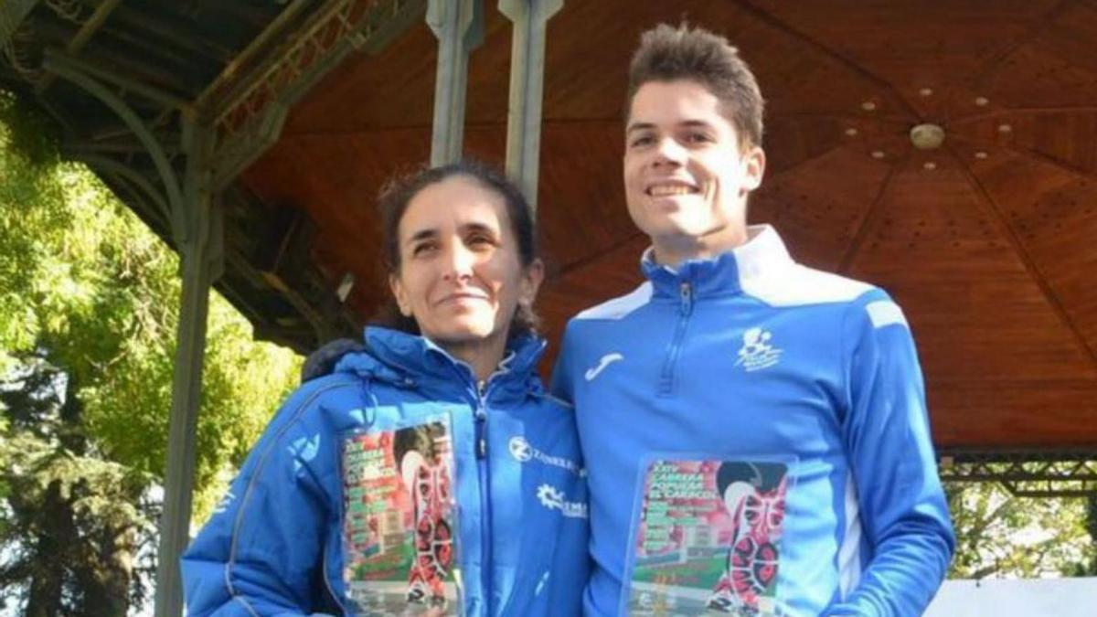 Los ganadores absolutos de la prueba posan con sus trofeos. | Eva Ponte