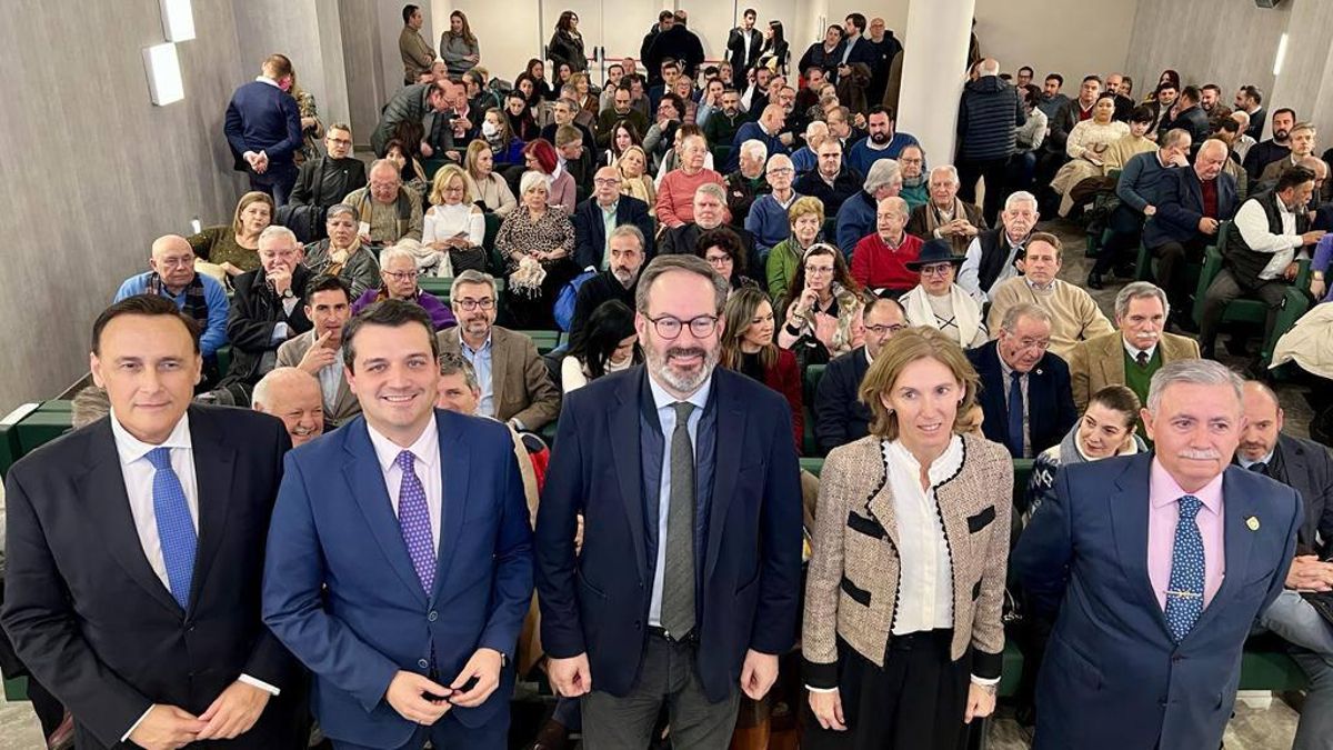 Gómez Villamandos, Adolfo Molina y José María Bellido, en el foro sobre logística celebrado en el centro cultural de la Fundación Caja Rural del Sur.