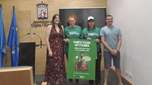 Por la izquierda, Olaya Suárez, Fernanda Blanco, Cristina Toribio y Javier Suárez Llana sosteniendo el cartel de la manifestación antitaurina. | Á.R