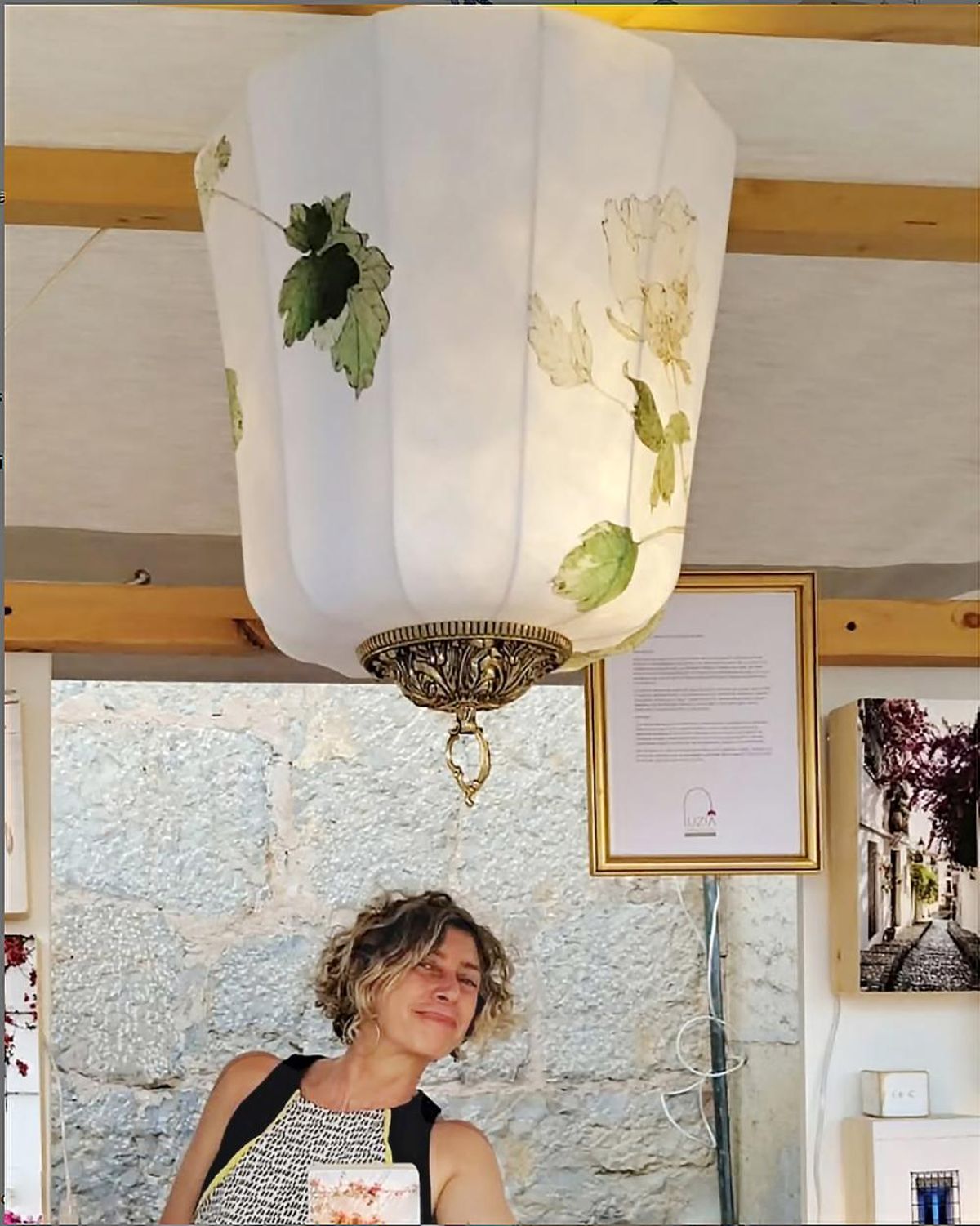 Lucia Lorente debajo de la lampara ganadora del primer premio de la 42 Mostra d´Artesania d´Altea.